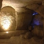 reproducción de cueva con roca artificial