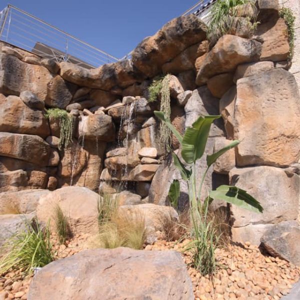 cascada de roca artificial en jardin