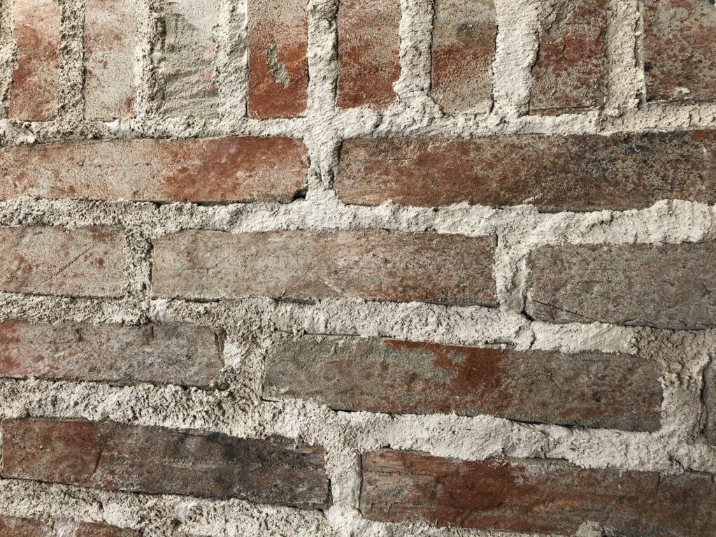Ladrillo antiguo imitado con mortero ESTonetex Ladrillo antiguo imitado con mortero de tematización ESTonetex, textura y junta rehundida