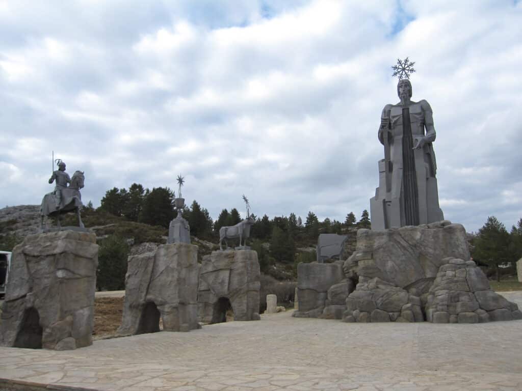 Monumento al Padre Tajo con rocas artificiales de mortero ESTonetex Park en Frias de Albarracin Teruel