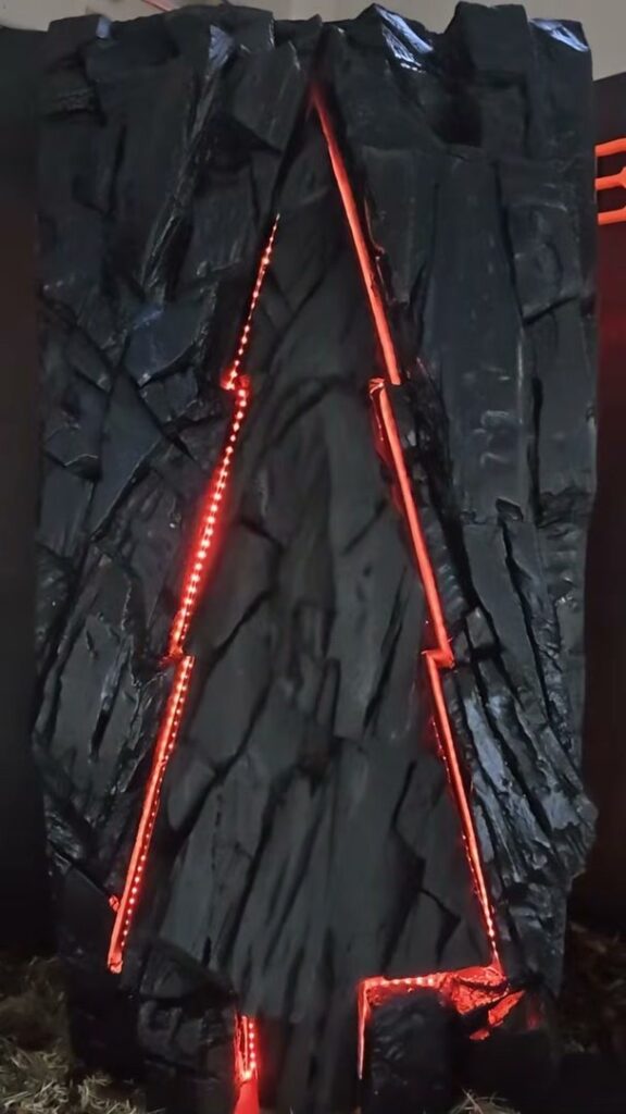 Árbol de Navidad efecto roca iluminado con tira LED sobre mortero negro ARTROCK FI