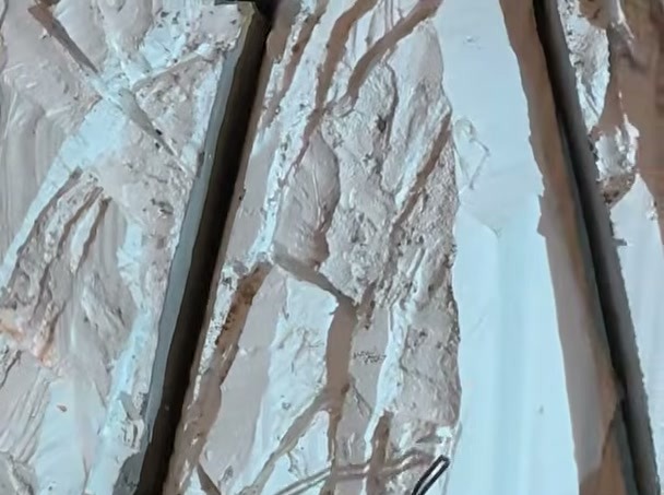 Textura de roca estratificada tallada en el EPS del árbol de Navidad efecto roca