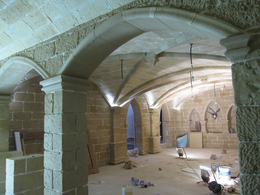 Bodega con bóvedas de crucería y sillar de piedra artificial Bodega con bóvedas de crucería y pilares de sillar de piedra artificial imitados con mortero ESTonetex TXT