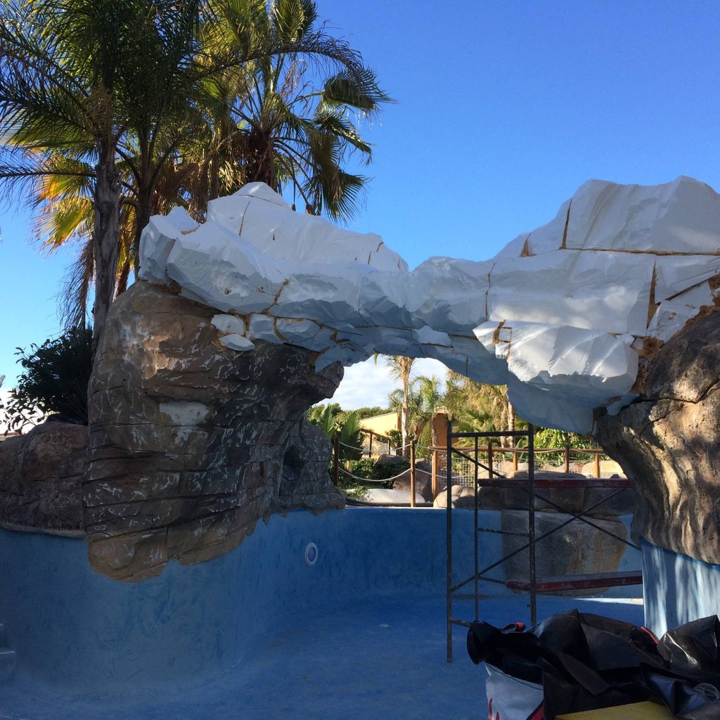 Núcleo de poliestireno de una cascada artificial en construcción Cascada artificial de roca en construcción: núcleo de poliestireno expandido tallado sobre rocas de mortero ESTonetex en la piscina del Camping La Siesta