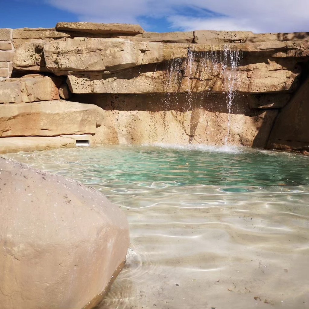 Cascada artificial de roca sobre piscina Cascada artificial de roca sobre piscina con bolo de mortero, trabajo realizado por Pleyade Arte Aplicado con mortero ESTonetex Sulfo