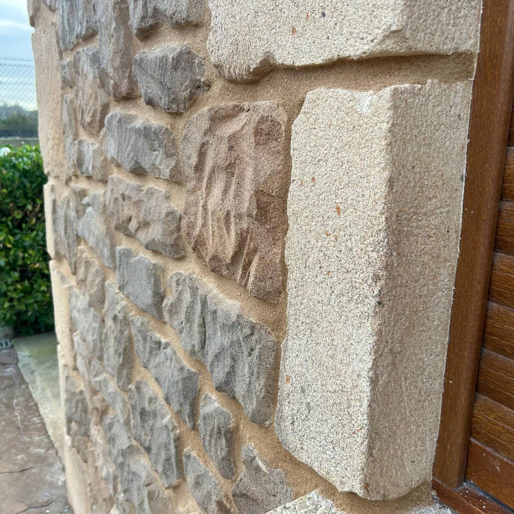 Detalle de esquinera de sillar en fachada de piedra artificial Detalle de esquinera de sillar y mampostería tallada en fresco en una fachada de piedra artificial de mortero ESTonetex, trabajo realizado por Jorge González Agrelo