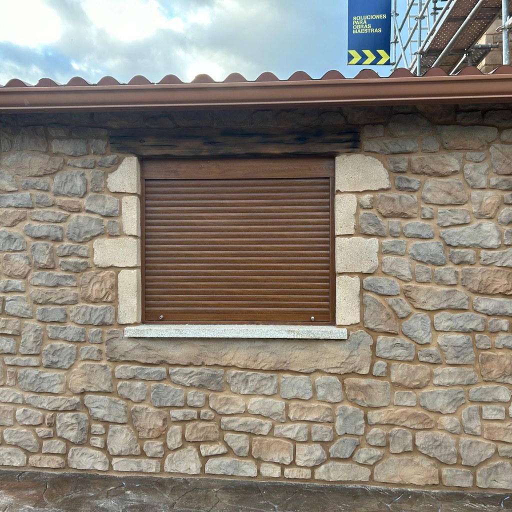 Recercado de ventana en fachada de piedra artificial Recercado de ventana con sillares y dintel de madera imitado en una fachada de piedra artificial de mortero, trabajo realizado por Jorge González Agrelo