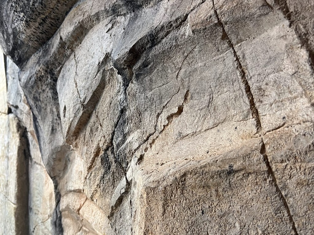 Roca artificial hiperrealista con mortero ESTonetex Roca artificial hiperrealista realizada con mortero tixotrópico ESTonetex, textura estratificada tallada en fresco