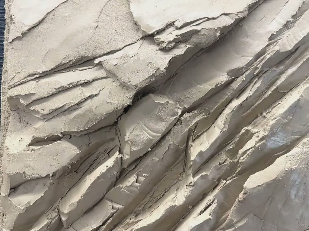 Roca tallada en fresco con mortero tixotrópico ESTonetex Relieve de roca tallado en fresco sobre mortero tixotrópico ESTonetex, que se sostiene en vertical sin descolgar